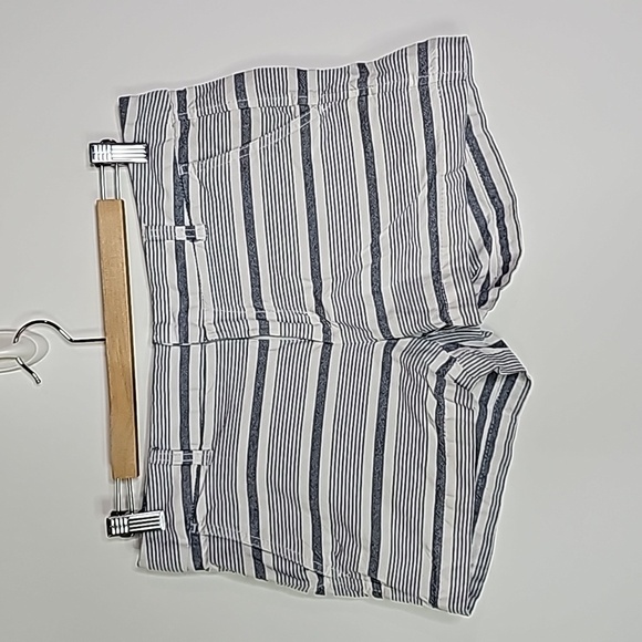 GAP Pants - KHAKIS by GAP girlfriend size 6 gray and white shorts